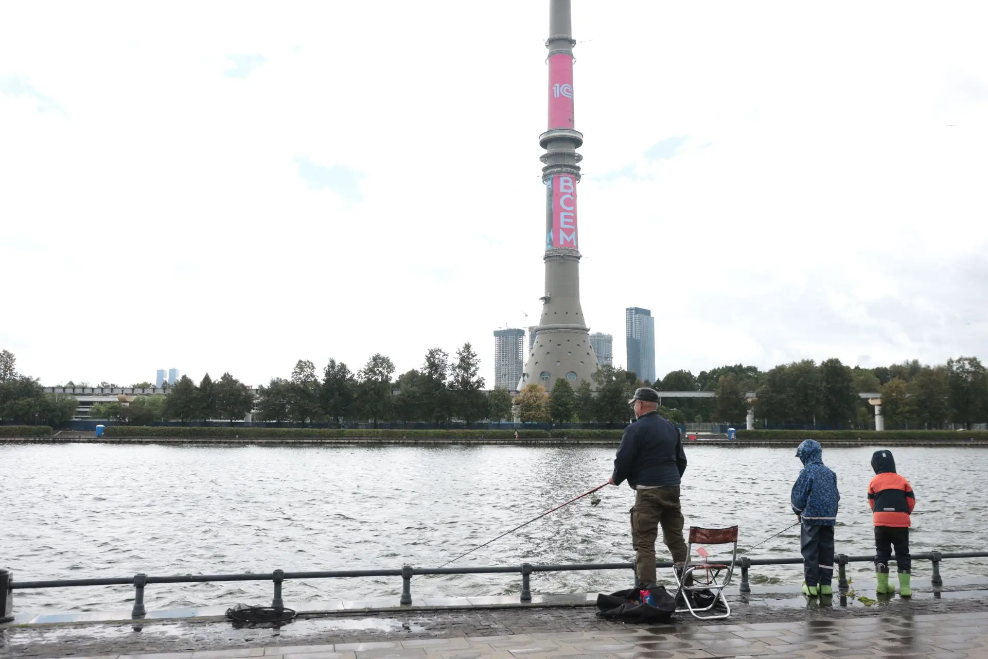 🎣Рыбалка в сердце столицы: при поддержке Росгвардии на ВДНХ прошел фестиваль ко Дню го...