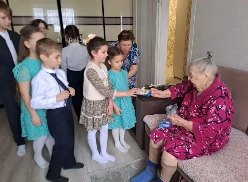 ❤️Всю Светлую Седмицу сотрудники учреждения "Ветеран" продолжали поздравлять получателей социальных 