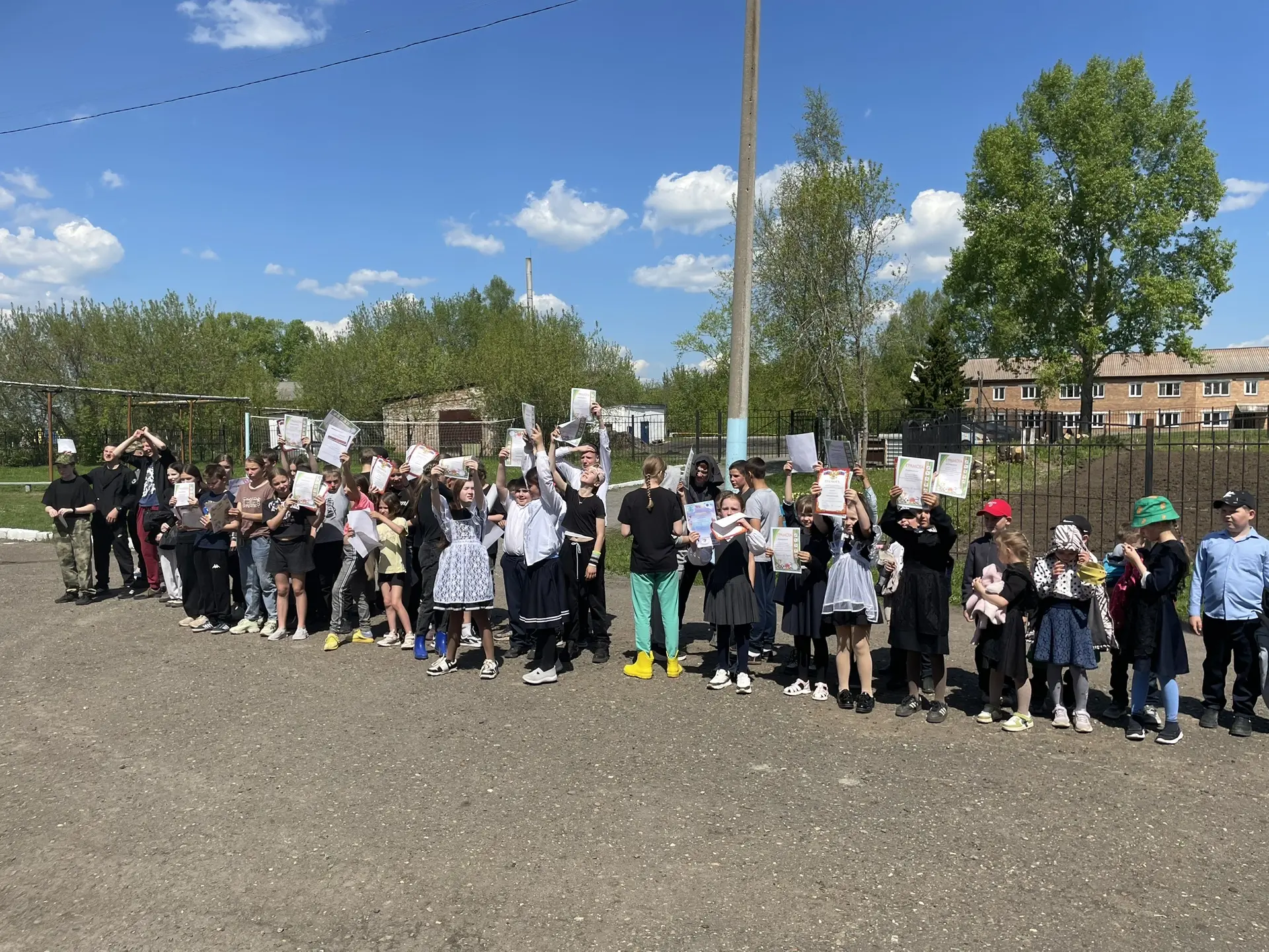 Вот и завершился еще один учебный год. На общешкольной линейке были подведены итоги. Ребята были наг