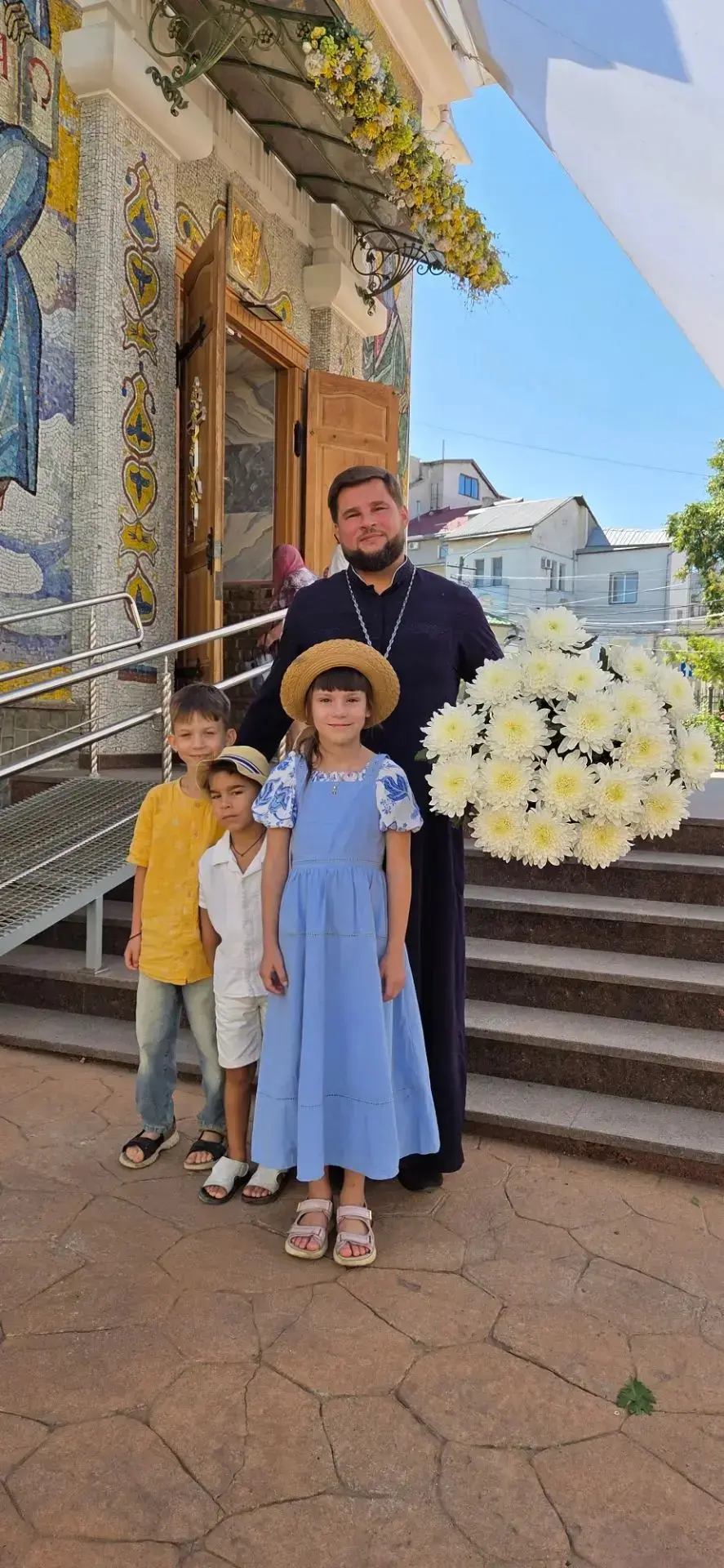 Дорогие, всех нас помянули у святителя Луки сегодня и одновременно у преподобного Паиси...