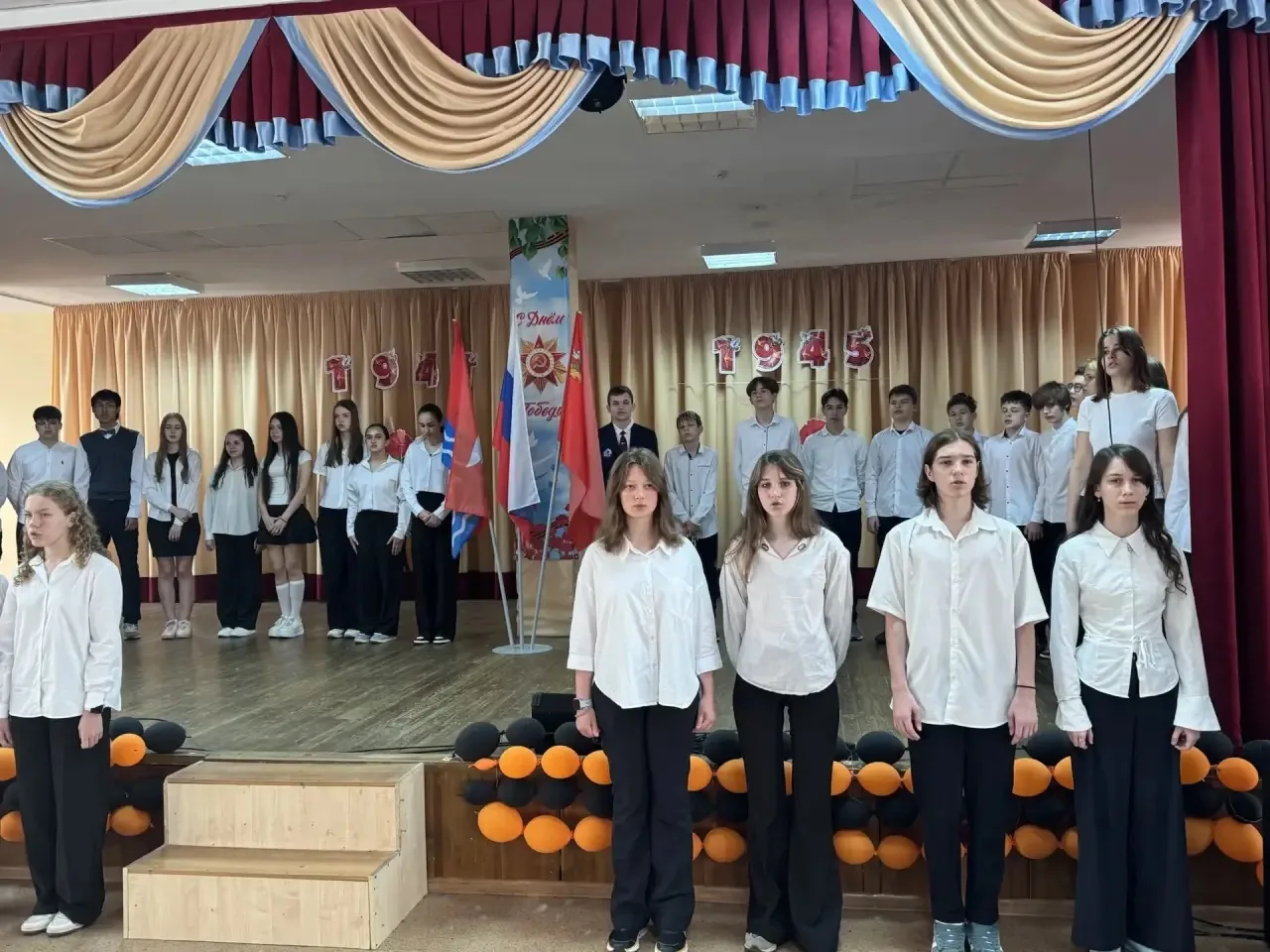 Ценности, которые нас объединяют❤️🌍   🇷🇺Утро понедельника в школе началось с доброй традиции — торже