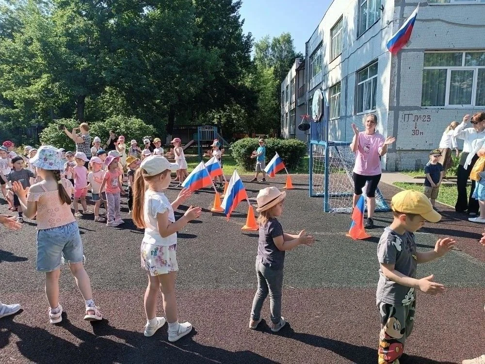 🎉 12 июня — День России: как мы отметили праздник в детском саду

12 июня вся страна отмечает важны