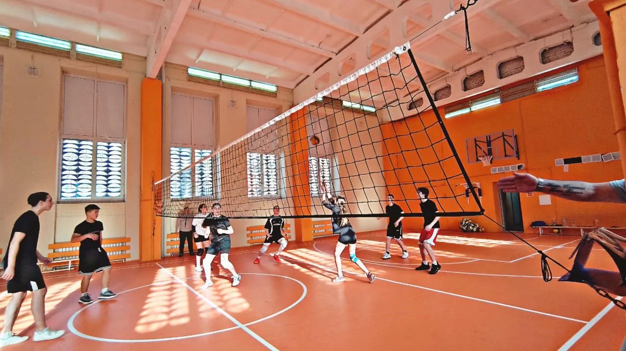 🏐 Товарищеский матч: мастерство, азарт и командный дух 🏐 в Гимназии №24!  Вчера в стенах нашей гимна