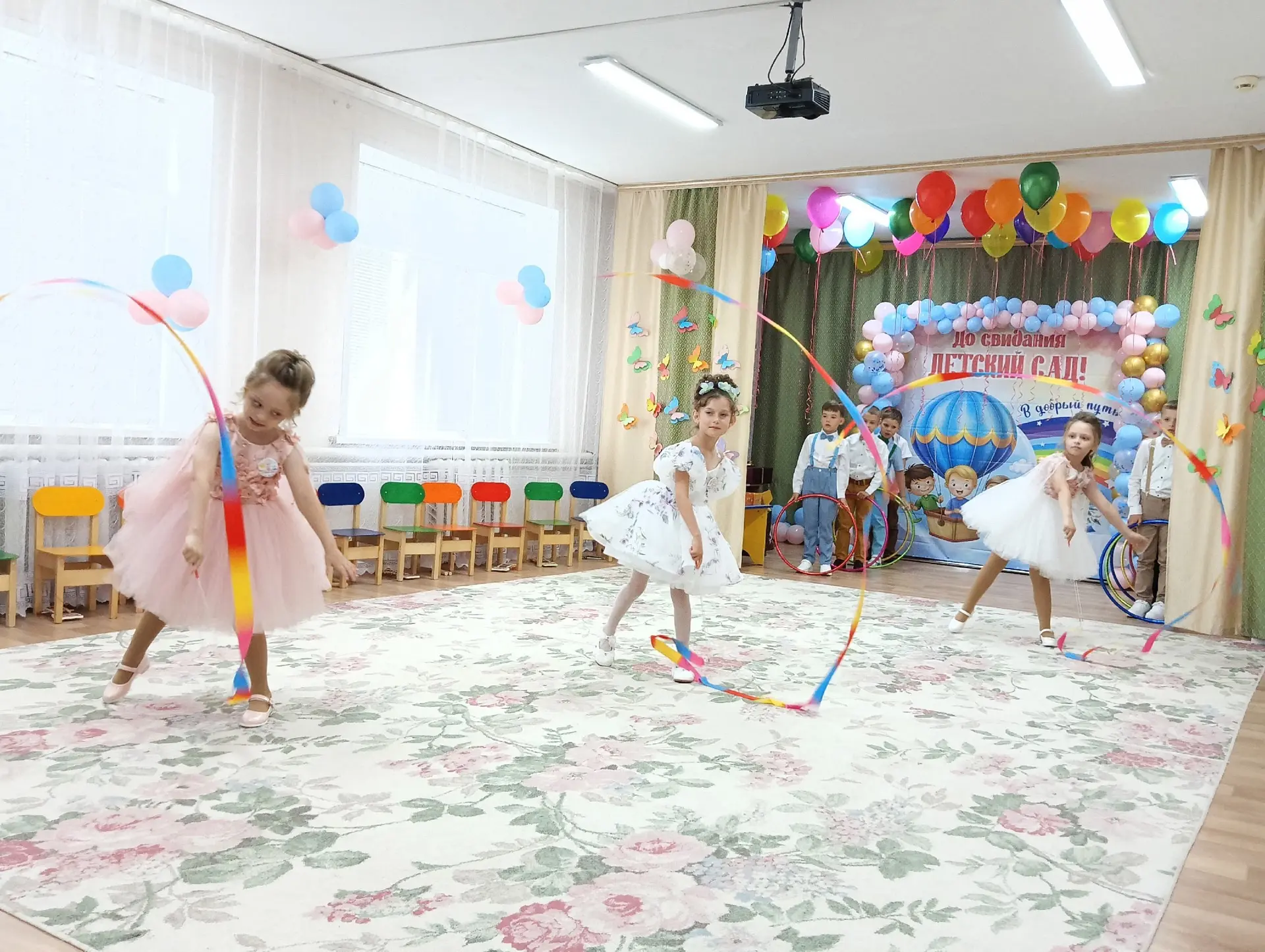 🌟28 мая в нашей «Маленькой стране»состоялся трогательный выпускной праздник. Наши непо...