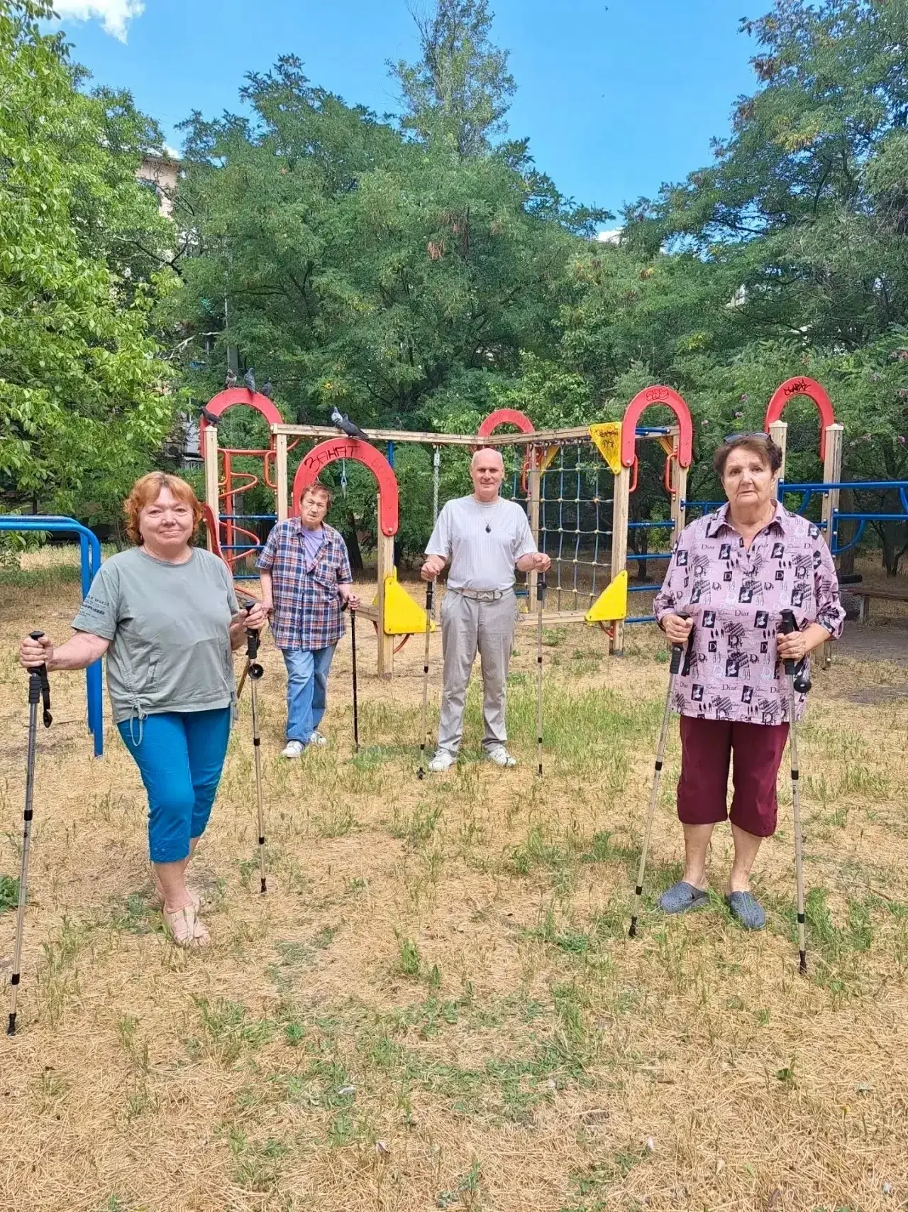 🚶☀️Очередное занятие по скандинавской ходьбе прошло сегодня в Центре социального обслуживания насел