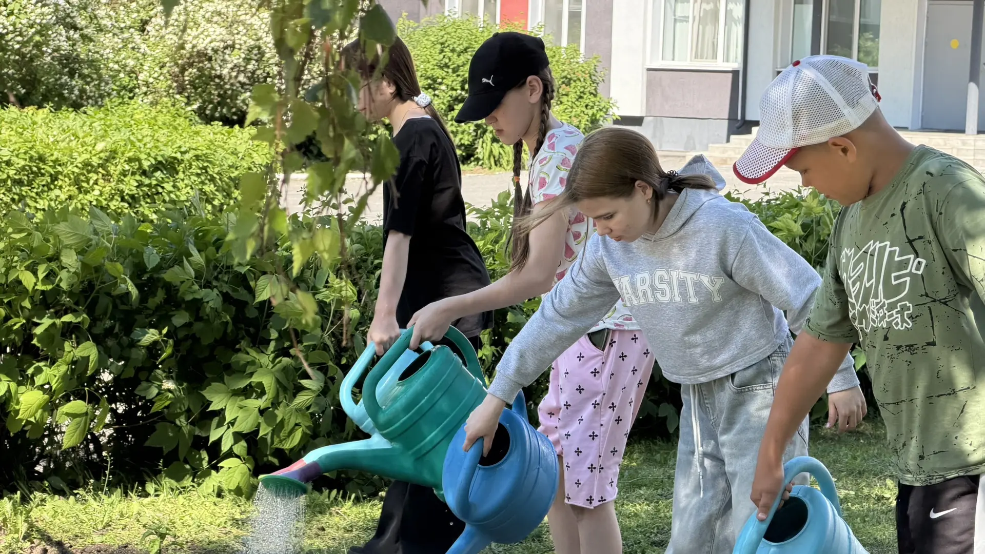 🌿 Во время летних каникул в МБОУ «СОШ 28» г. Чебоксары проводятся трудовые мероприятия для учеников