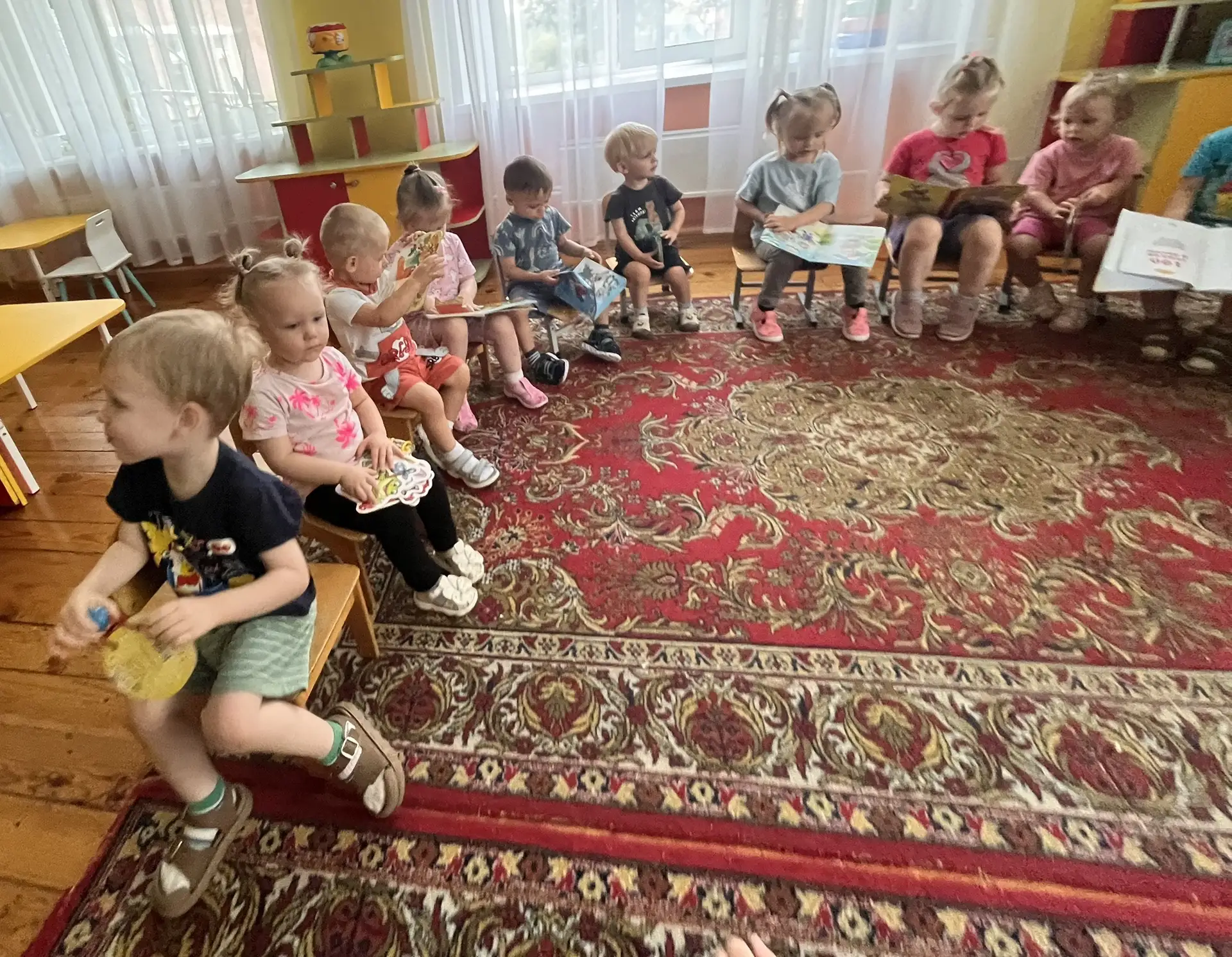 Сегодня с нашими малышами мы устроили настоящий праздник — День любимой книжки! 🎉📚

Мы не просто р