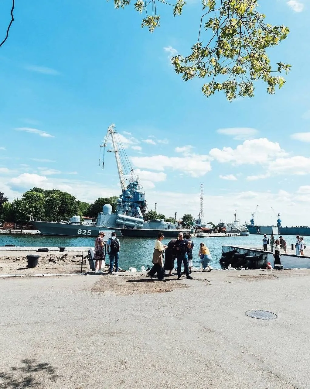 📍Балтийск не прячет возраст своей старинной архитектуры. 

Здесь трещины на фасадах выглядят очень 