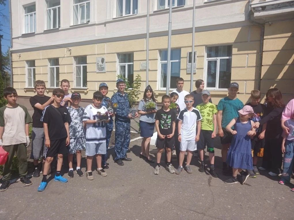 В преддверии Дня России наша школа приняла участие в акции "Клумбы России", в которой приняли участи