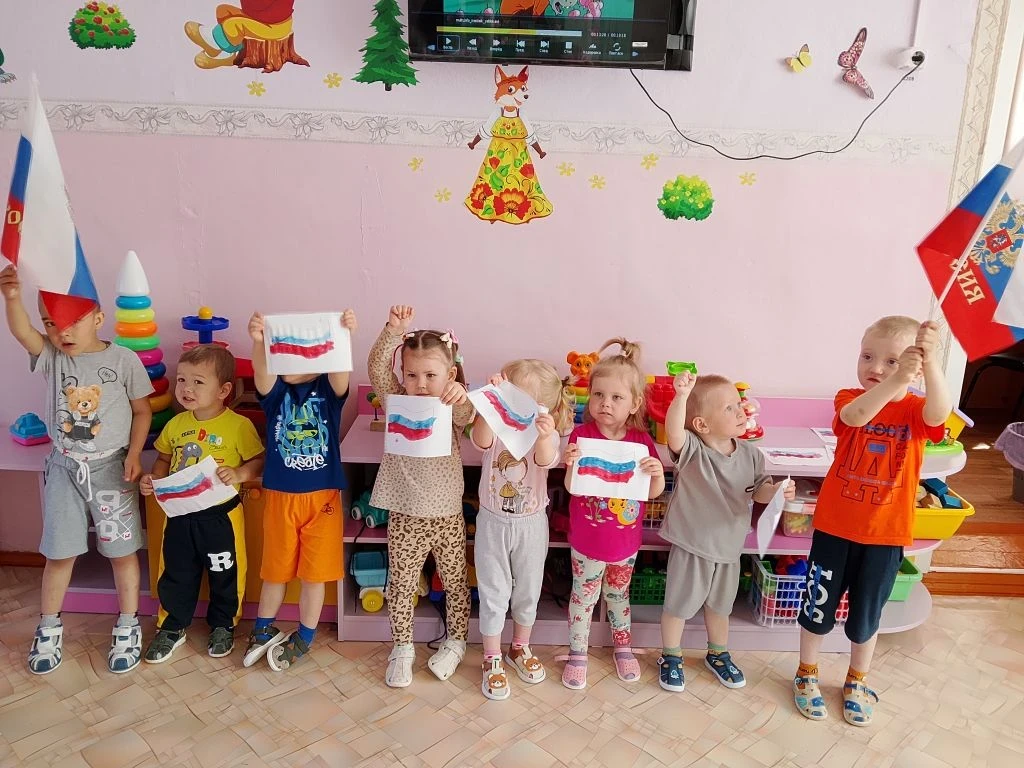 🇷🇺 Готовимся ко Дню России в 1 младшей группе!