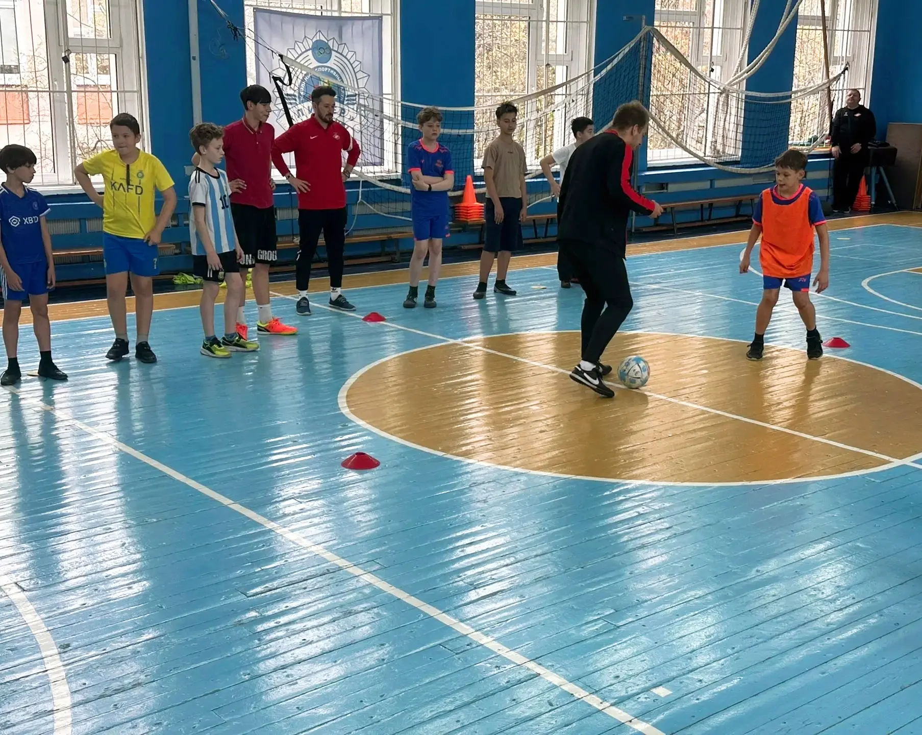 ⚡Ученики наших 4 и 5 классов приняли участие в спортивном мастер-классе от футбольного клуба "Спарта