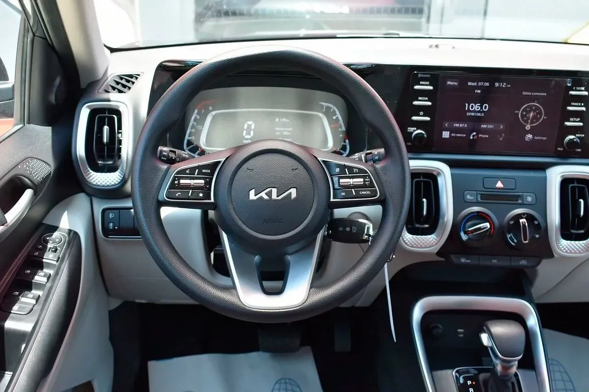 🚗🔥 Kia Sonet ворвался в Россию с ценой от 1,38 млн — и это удар по всему сегменту до 2,5 млн. Пока к