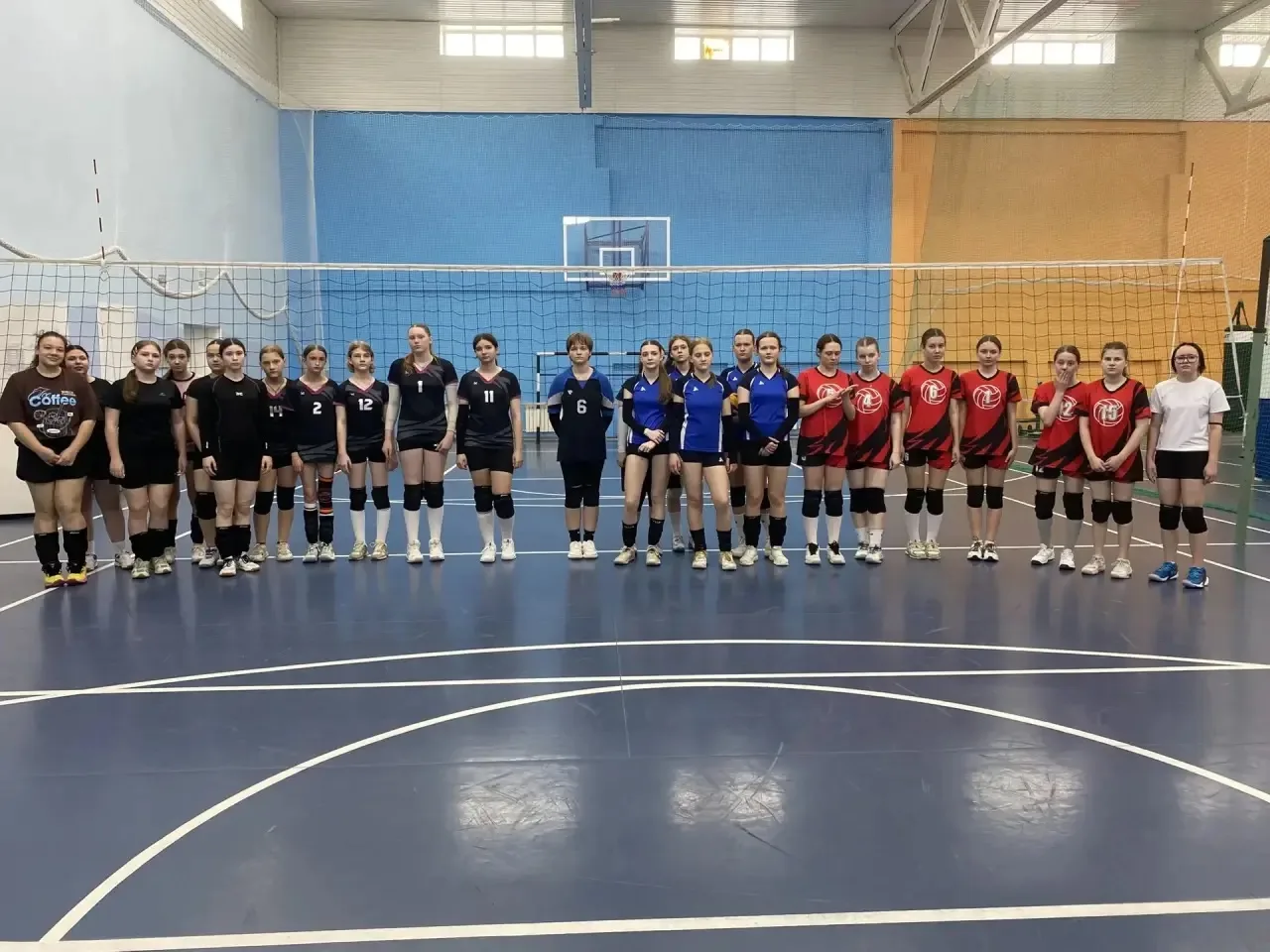 В спортивном зале СОШ № 4 состоялся турнир по волейболу среди девушек 2010–2011 г. р., ...