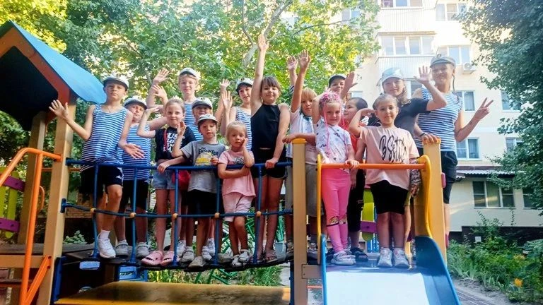 Артисты Образцового театра игр и развлечений «Петрушки» Новороссийского городского теат...