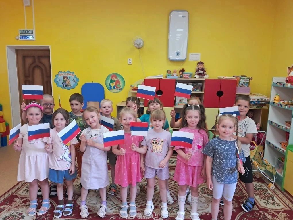 С праздником всех россиян поздравляем!
Счастья и радости вам мы желаем.
Пусть каждый гордится нашей 