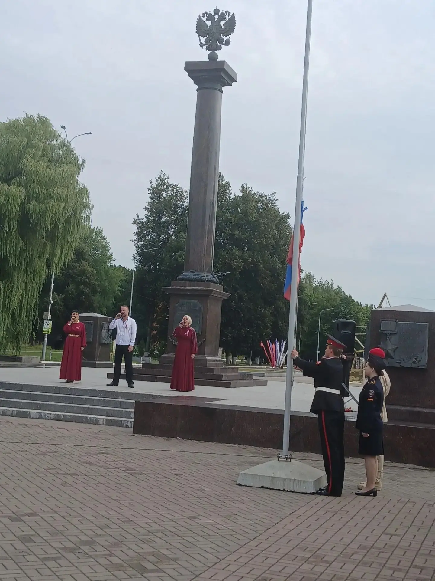 Коллектив группы «Арт-Класс» поздравил жителей города Брянска с Днем государственного ф...