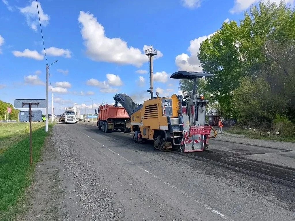 Коммунальные службы города продолжают работы по благоустройству и содержанию территорий ⁣ 🚜Локально-