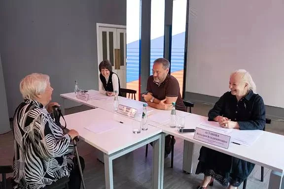 На Малодетскосельском проспекте установят скамейки по просьбе блокадницы