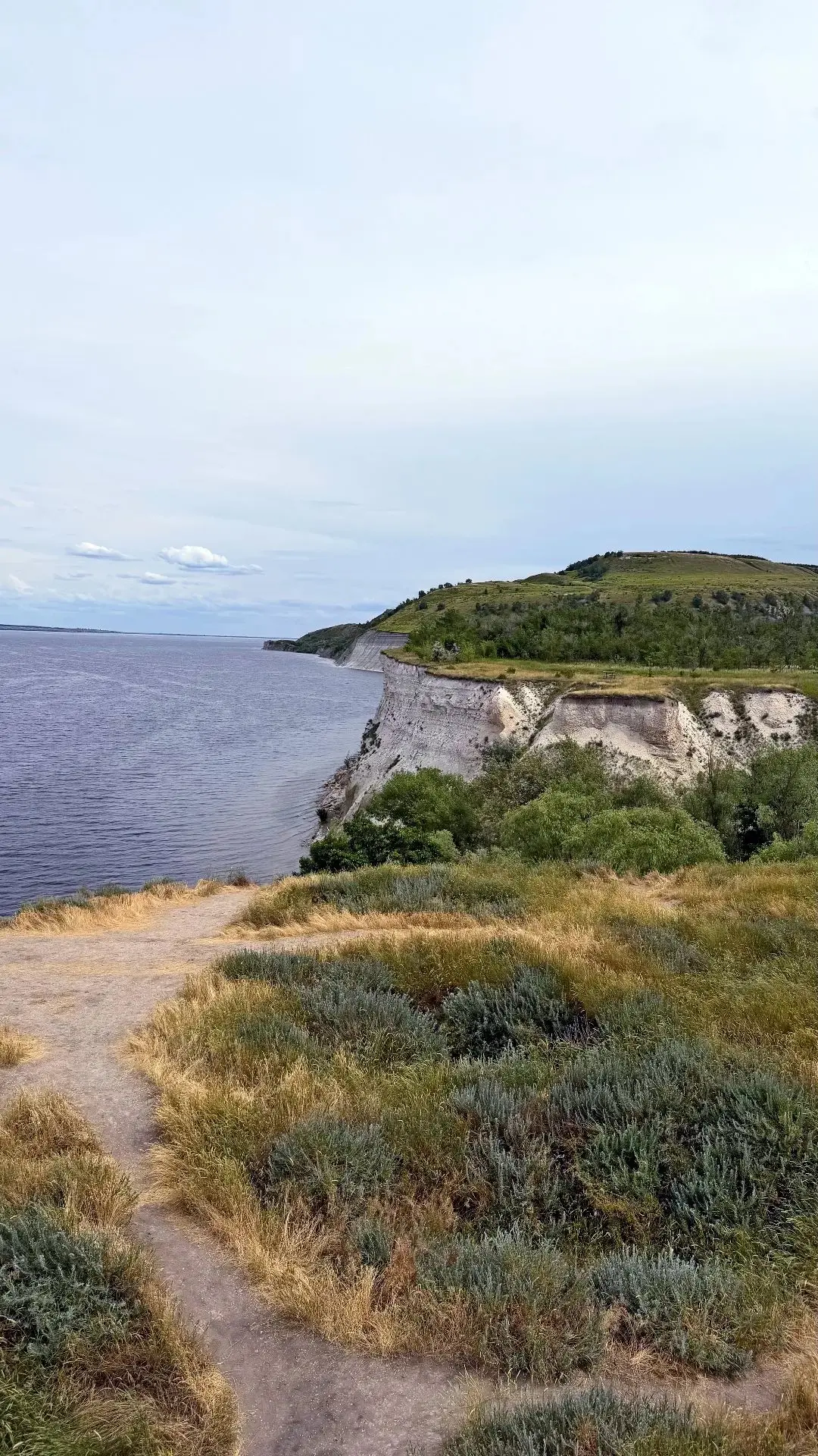 В Саратовской области, на крутом волжском берегу, недалеко от села Банновка, стоит утёс...