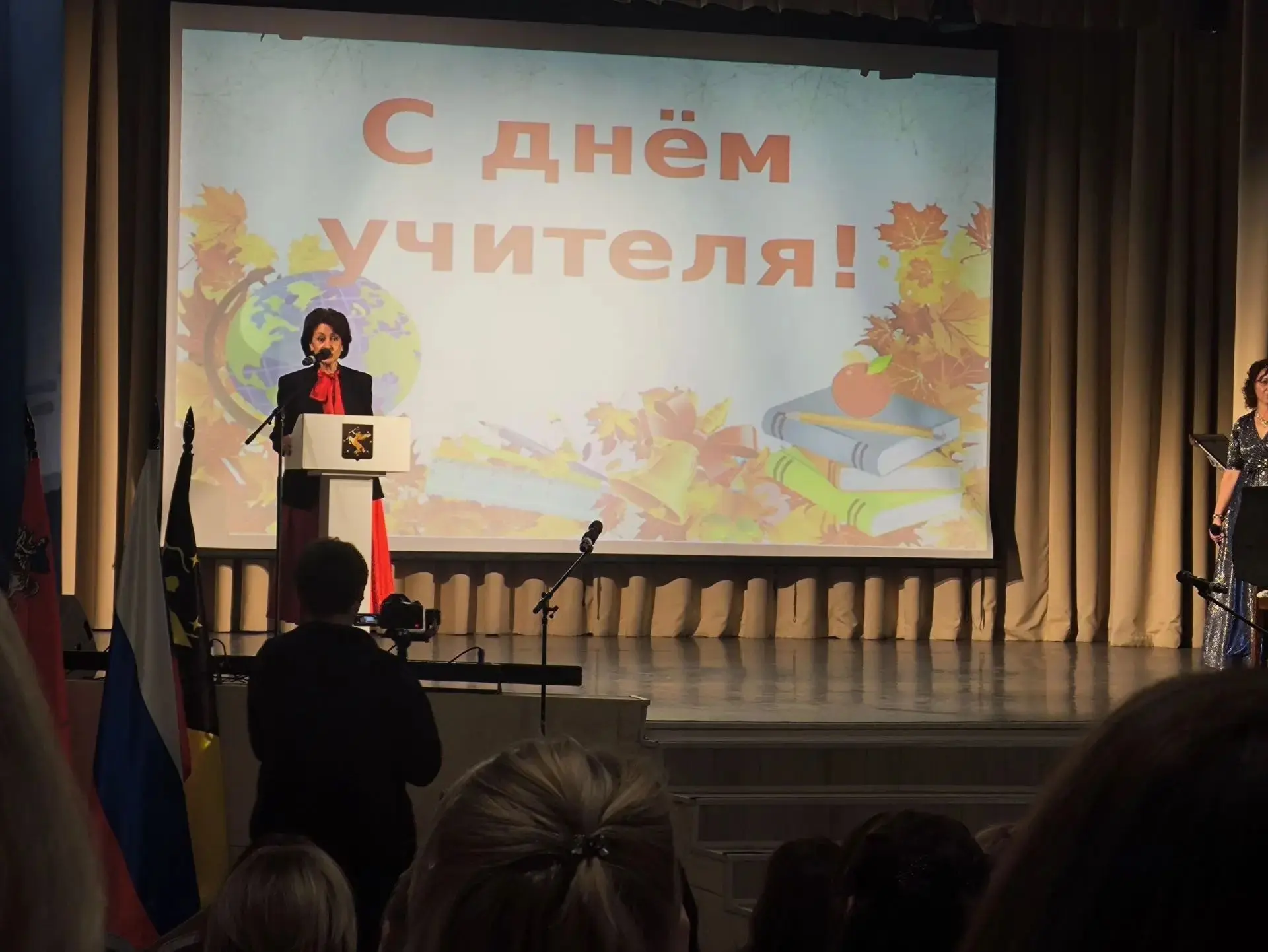 Накануне Дня учителя в Химках состоялся большой праздничный концерт. В зале собрались п...
