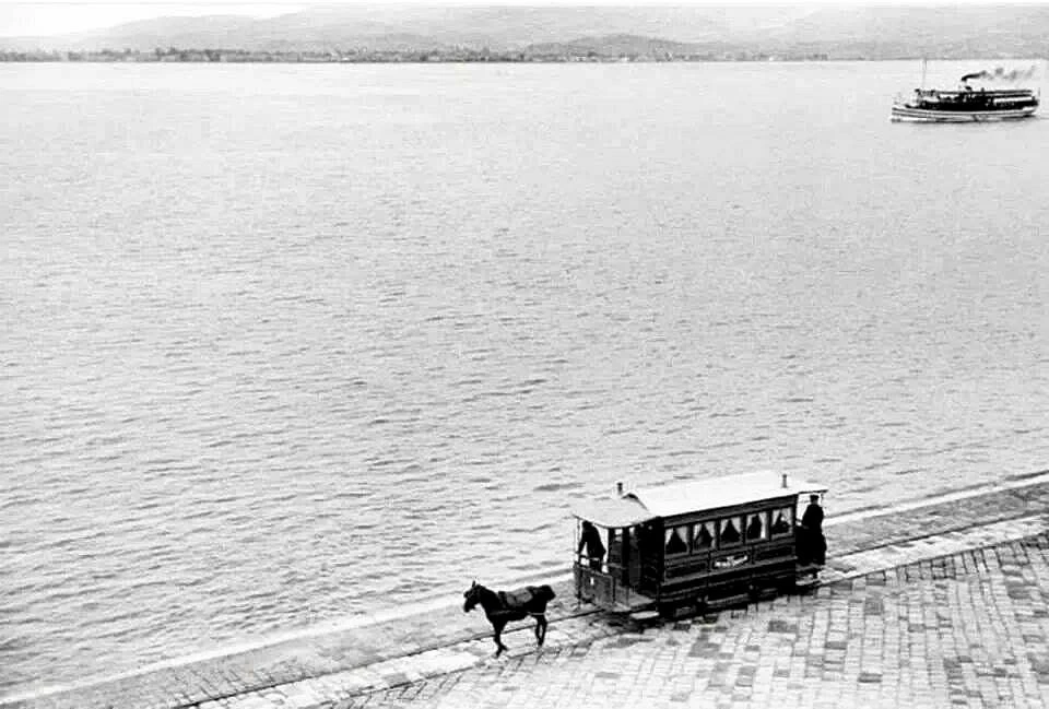 Конный трамвай и пароход в гавани Измира, Турция, 1934 год.
