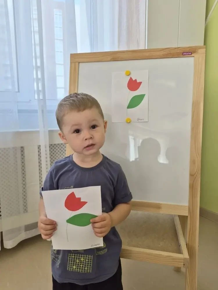 Аппликация " Тюльпан из готовых деталей" Тюльпан- красивый весенний цветок.