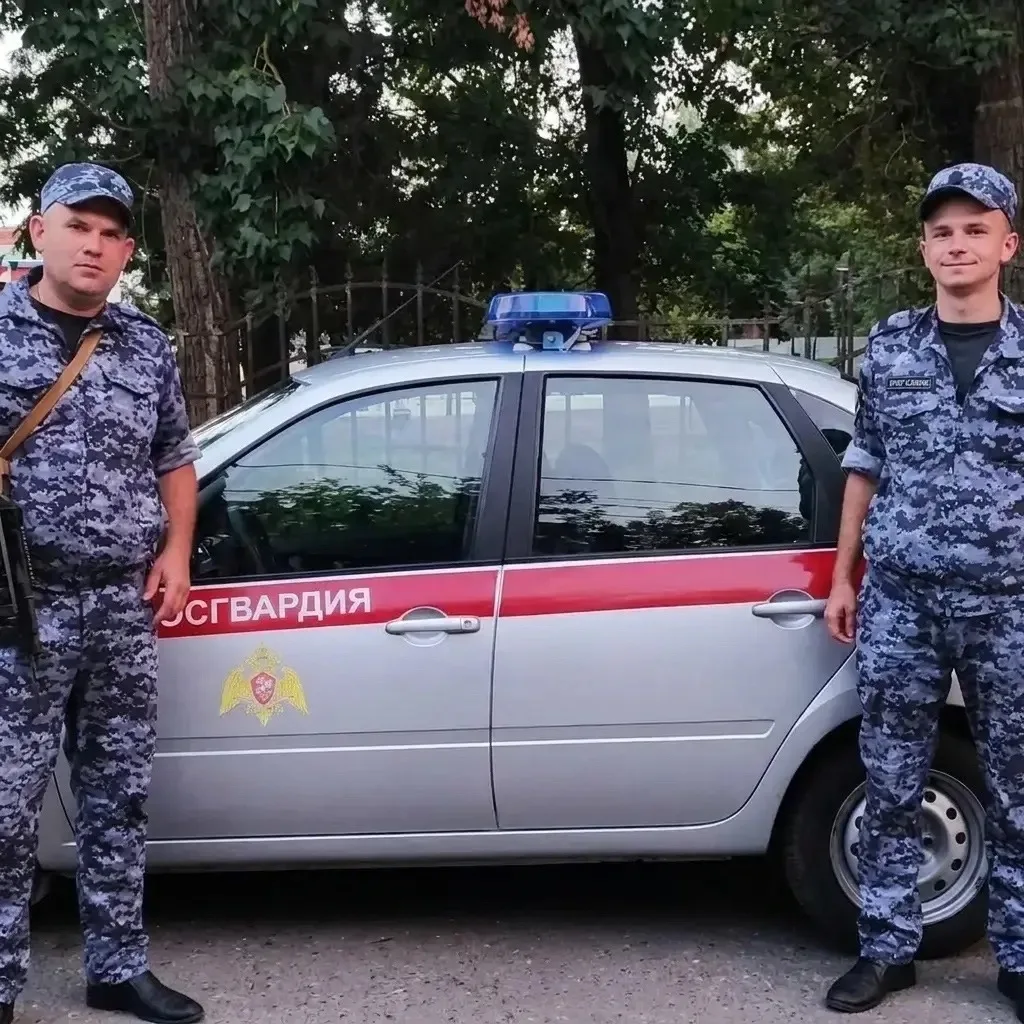 НА СТРАЖЕ ПОРЯДКА И БЕЗОПАСНОСТИ

В Зеленокумске сотрудники Росгвардии в очередной раз подтвердили: 