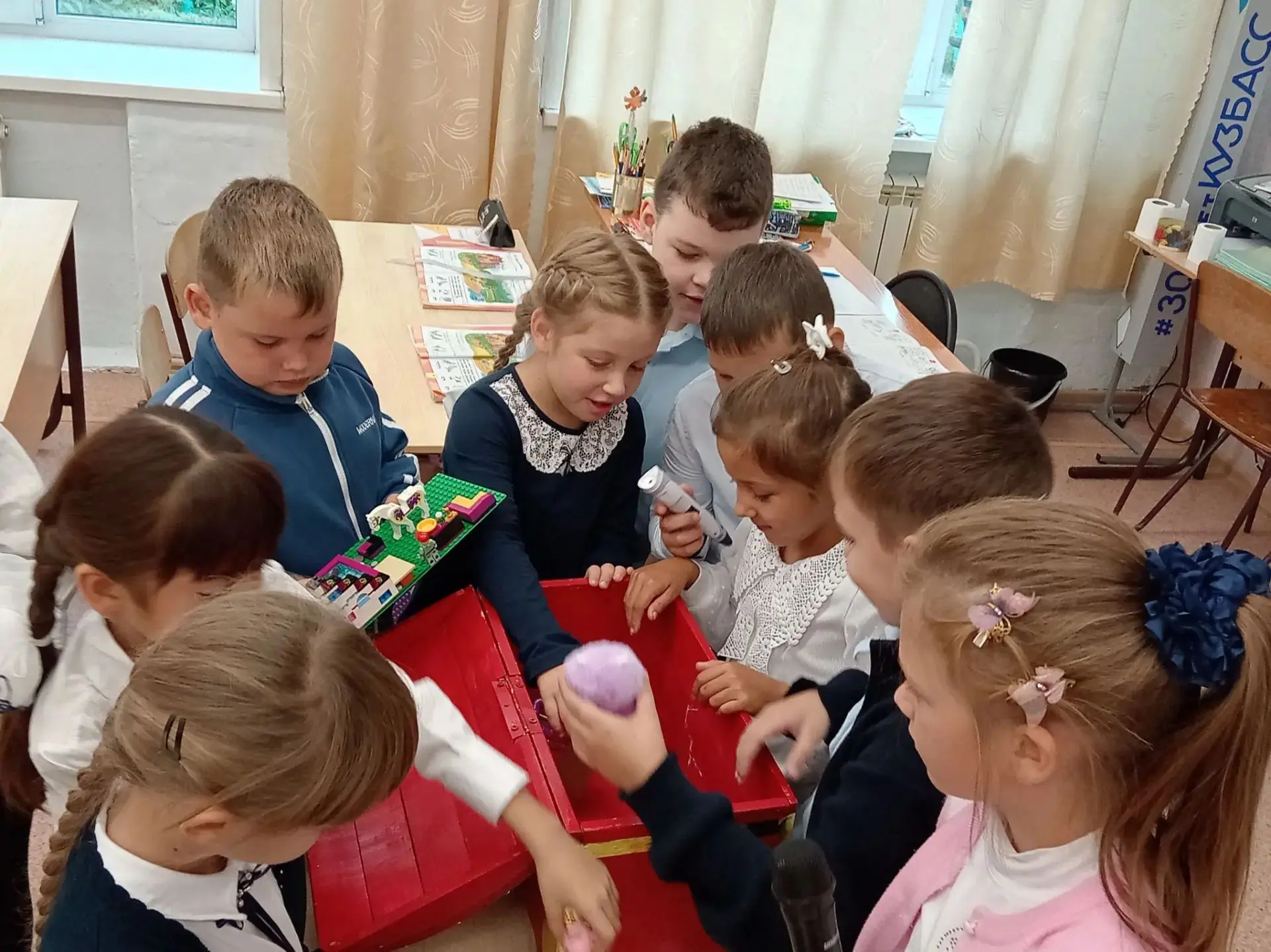 🎨✨ 16 сентября в гостях у ребят 1 «В» класса побывали сотрудники Крапивинского детског...