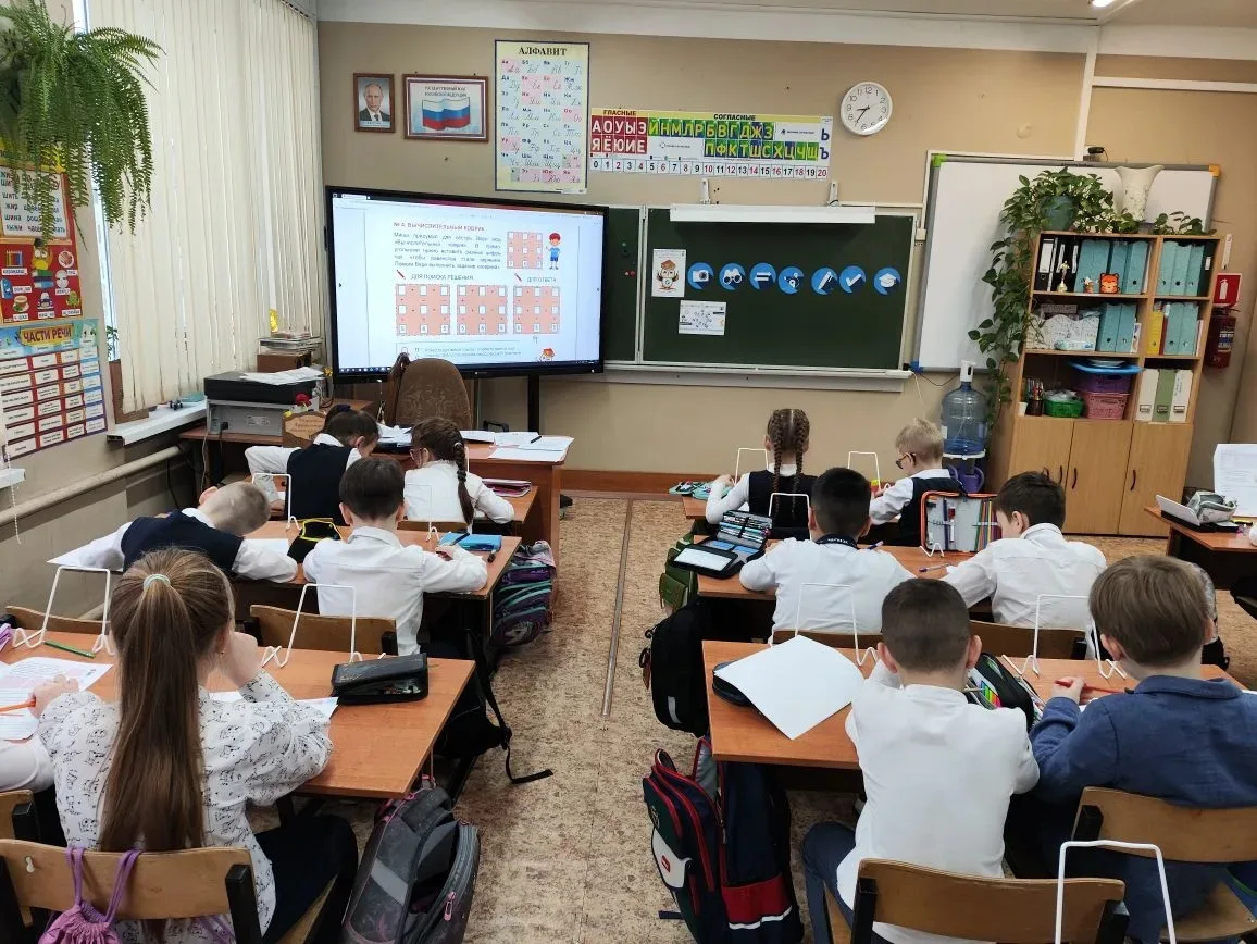 🎉 1М класс принял участие в VI Международной обучающей олимпиаде «Петерсон»! 🌟Наши первоклассники см