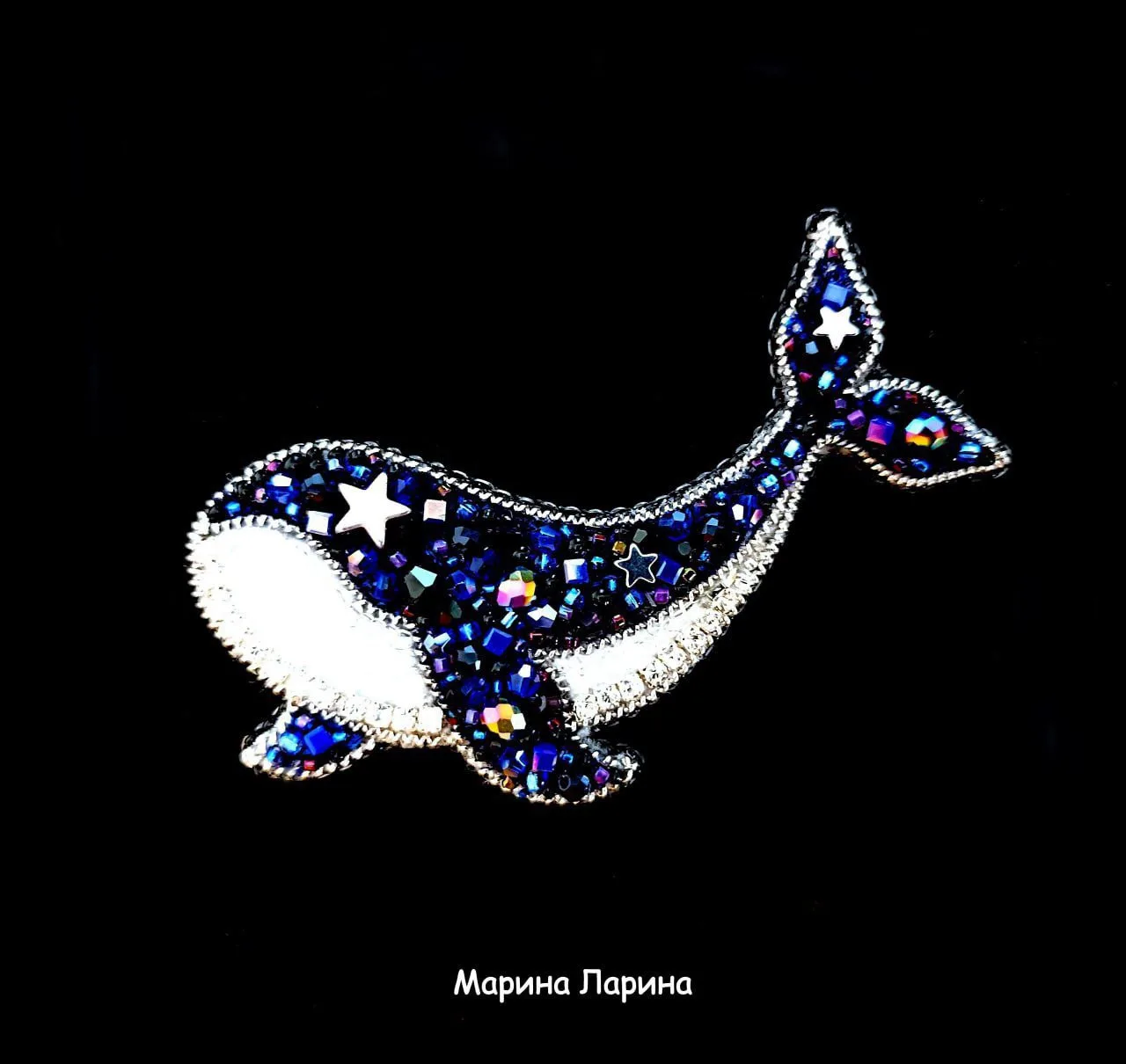 .....
🐳 Звёздный кит из бисера

🐋 Брошь со звёздочками

🔗 Ссылка на шаблон: https://vk.com/photo-