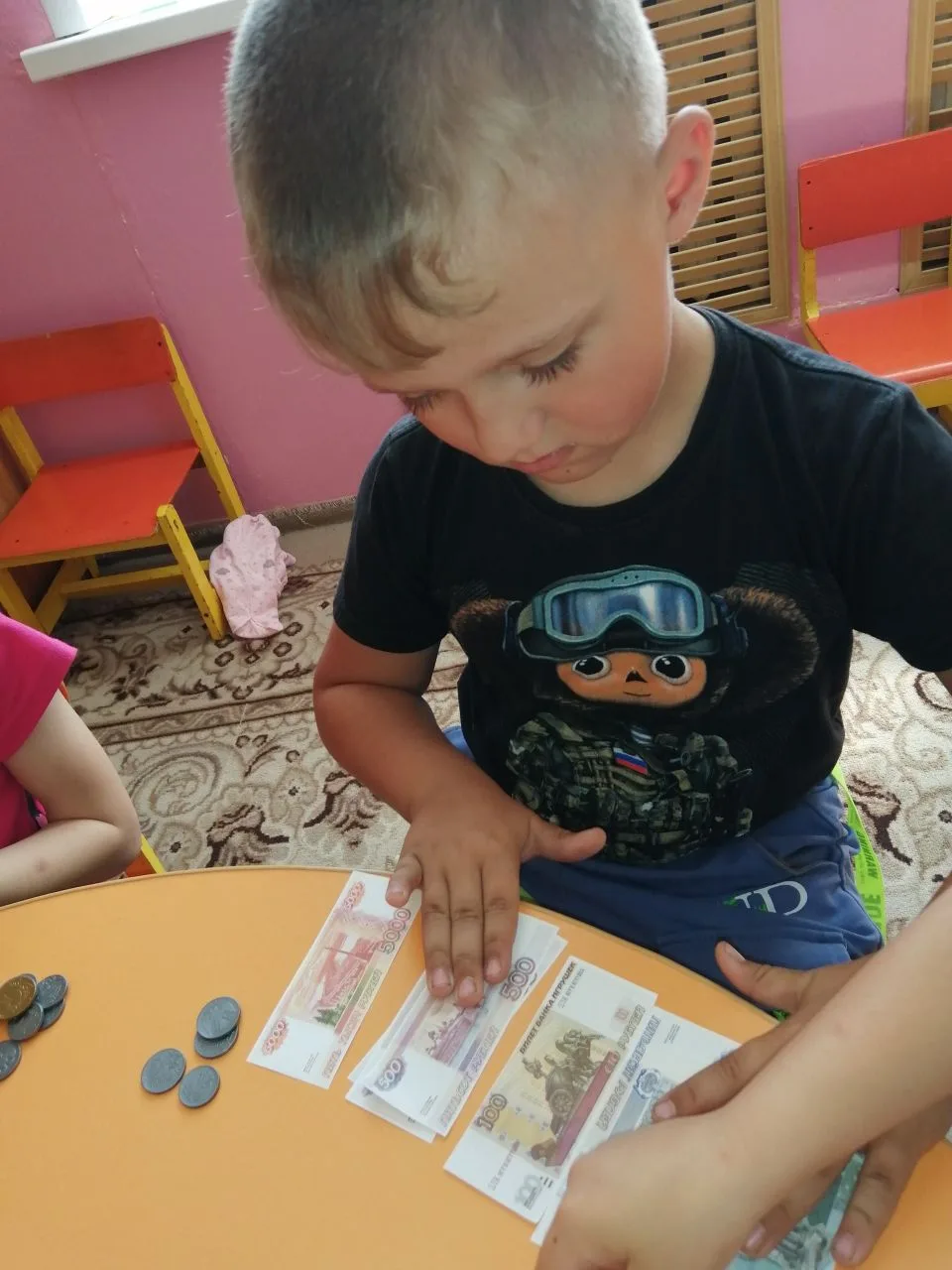 В образовательной деятельности дети познакомились с тем, какие бывают деньги (рисование...