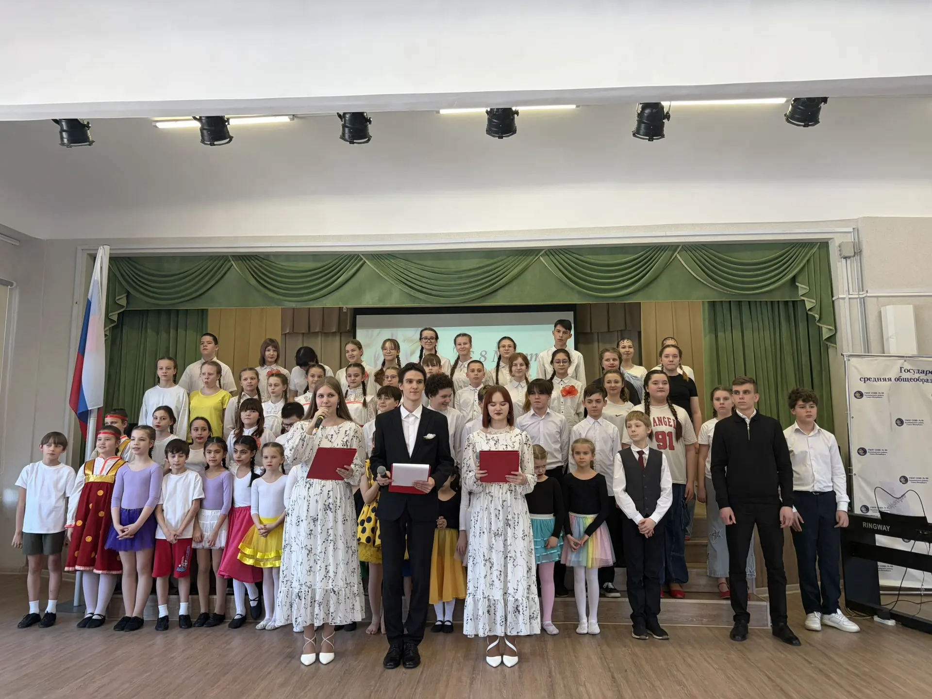 🌸✨ Праздник весны, красоты и вдохновения  6 марта в нашей школе прошёл праздничный концерт, посвящён