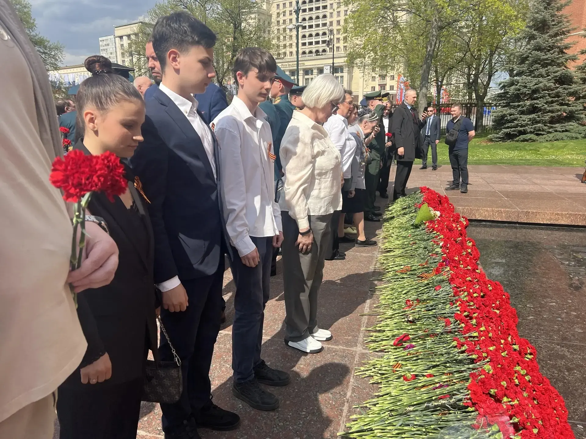 Ученики Опалиховской гимназии приняли участие в церемонии возложения цветов к могиле Неизвестного со
