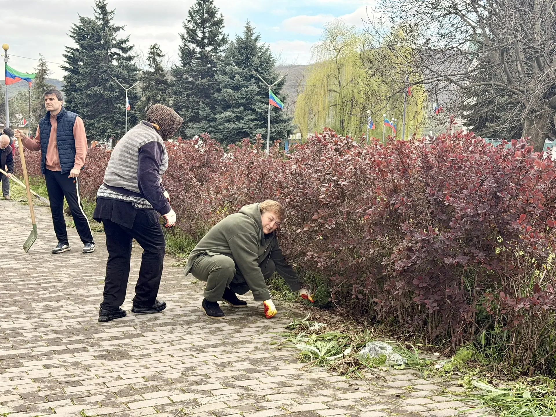 🌍В Новолакском районе прошёл субботник в преддверии 9 Мая  В райцентре Новолакского района состоялся