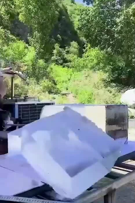 Очень красивая машина из глыбы льда😍