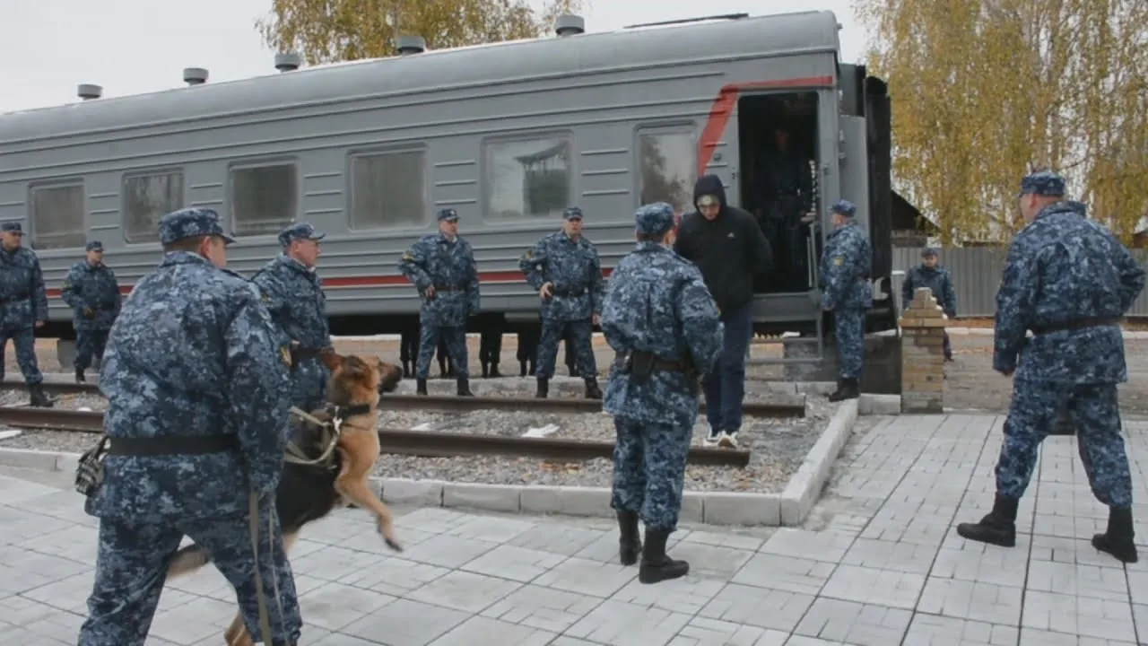 У обвиняемого из ХМАО конвоиры ГУФСИН из Первоуральска изъяли более 2500 рублей