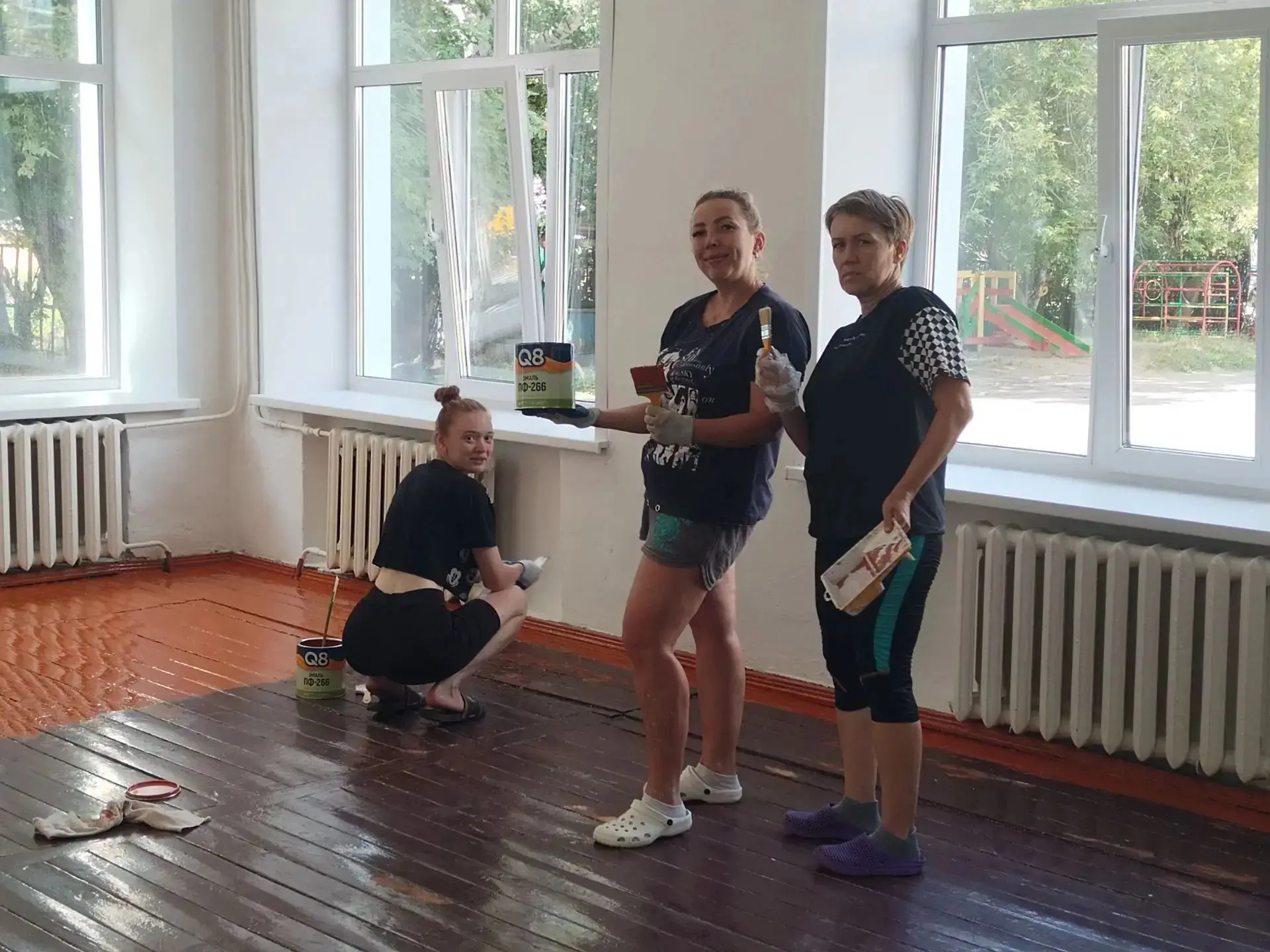 У нас ремонт. 🛠️ 
Покраска, побелка, замена гардин — много дел у каждого в это время. Справляемся!!
