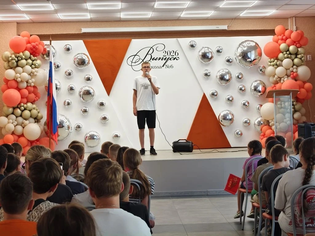 в нашей школе прошел праздник посвященный Дню России. Прозвучал гимн Российской федерации, ребята вс