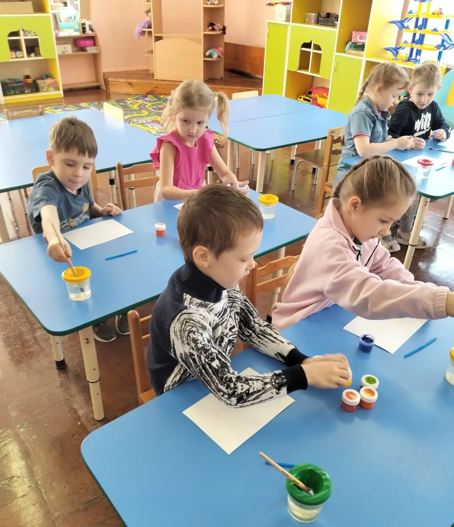 🎨 Сегодня наши ребята погрузились в удивительный мир кляксографии на занятии «Весёлые и грустные кл