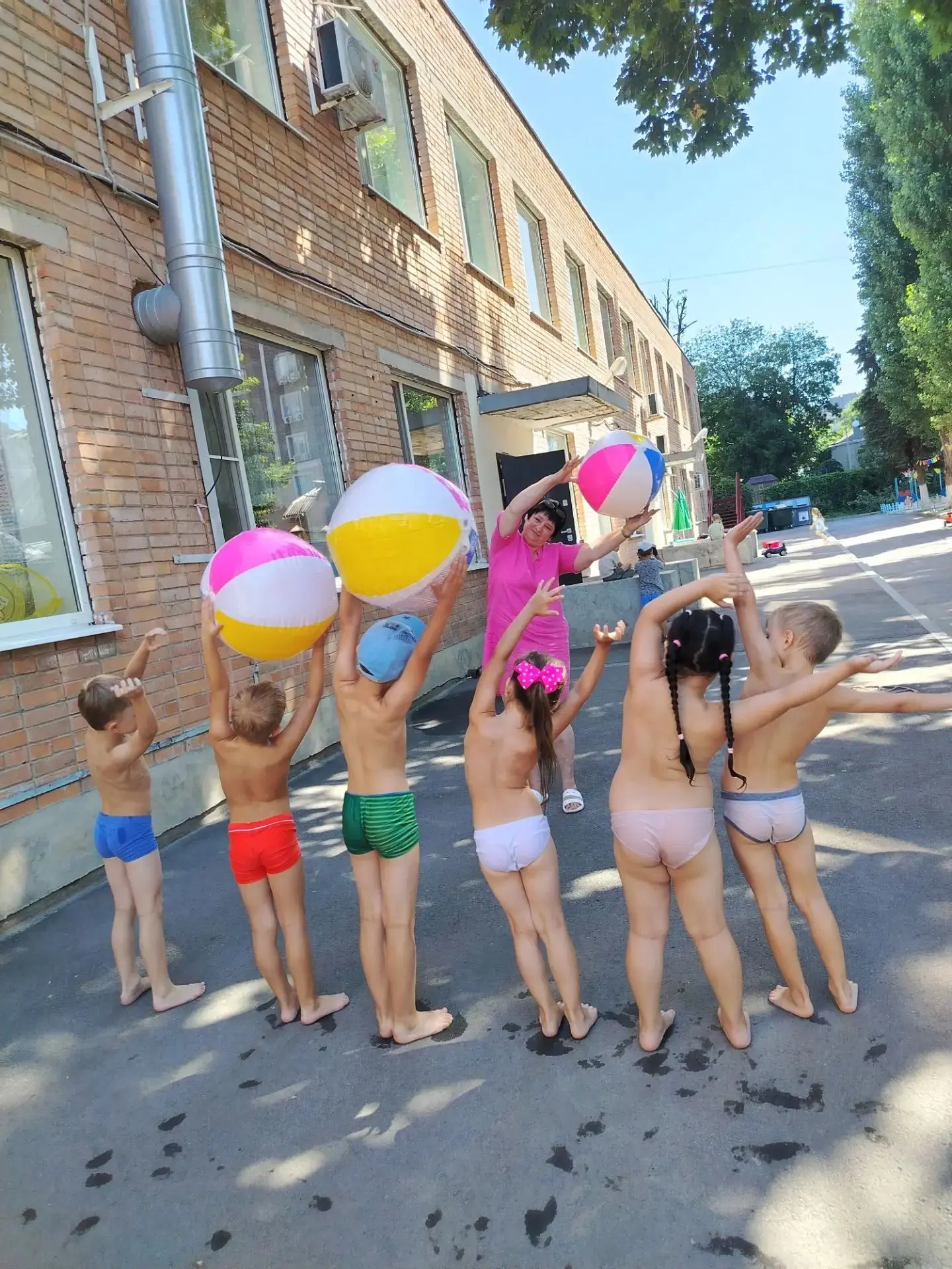 Солнце, воздух и вода — наши лучшие друзья! ☀️💧🌿
Лето в детском саду — это время, когда мы проводи