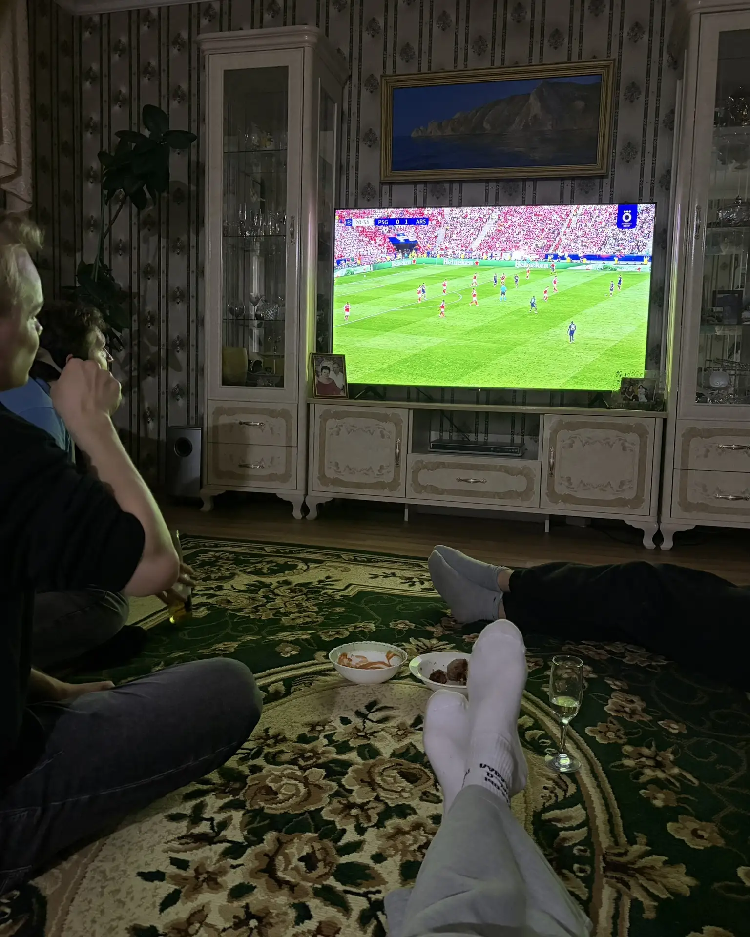 Думаю, такая картина сейчас в каждой второй квартире: финал Лиги чемпионов на экране, а на лицах — н