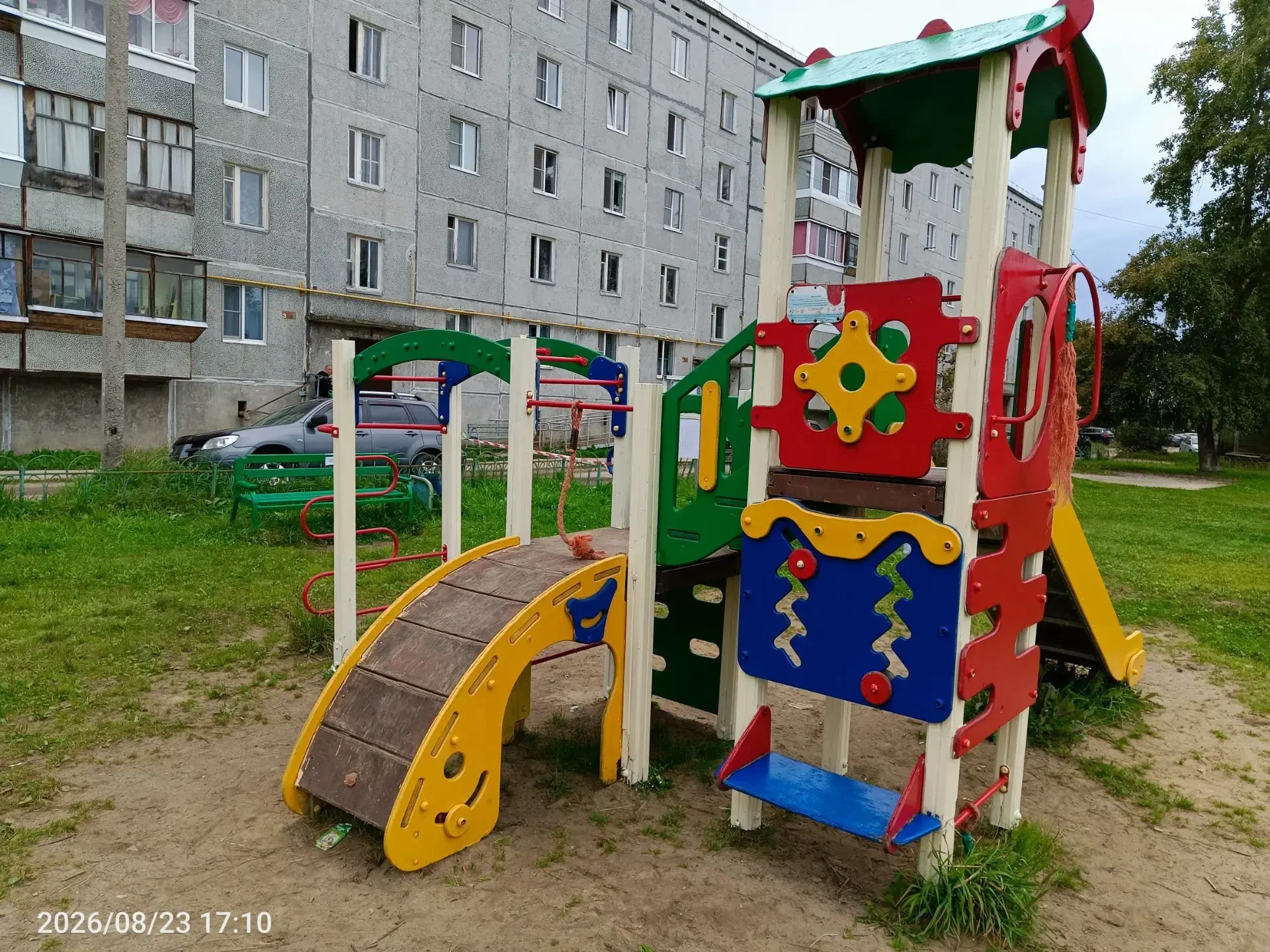 По инициативному проекту благоустройства «Сохраним игровые пространства» завершена покр...