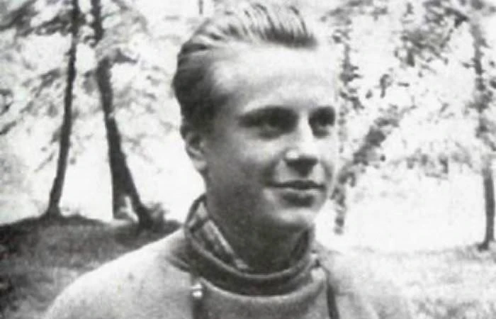 Она была женой Богатырева на бумаге, но 37 лет носит цветы на его могилу