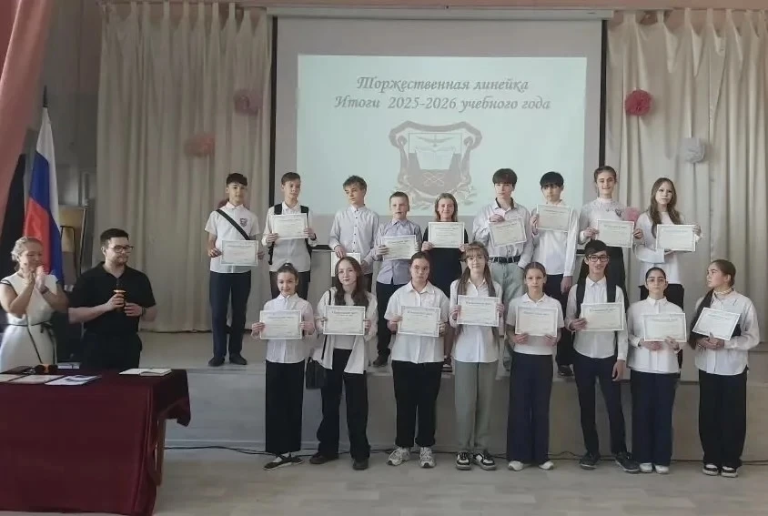 🎓 Итоговые торжественные линейки в лицее: год достижений и новых побед!  В лицее в корпусе "А" прошл