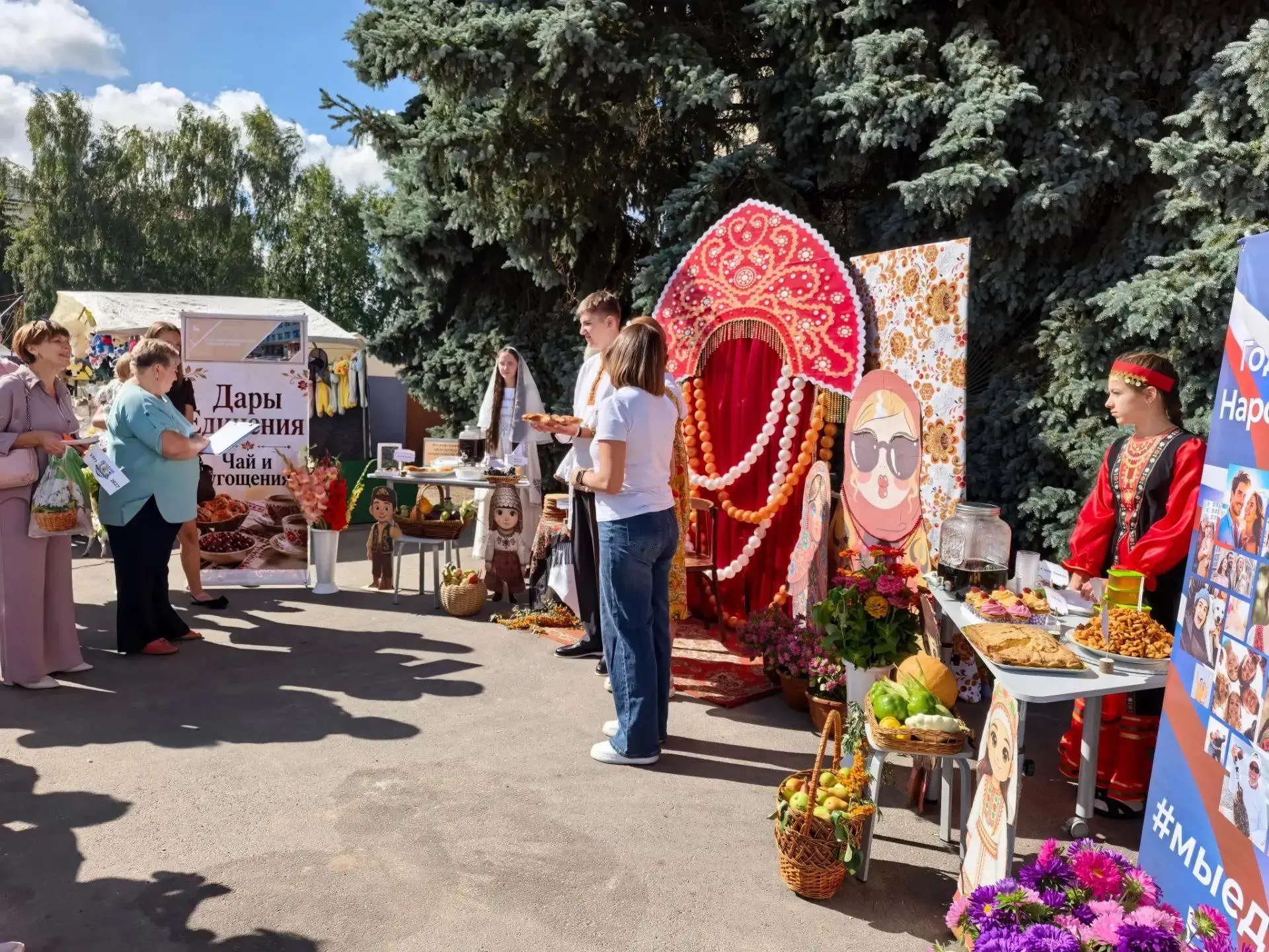 Большемурашкинская средняя школа вновь блеснула на выставке цветов и плодов, проходивше...