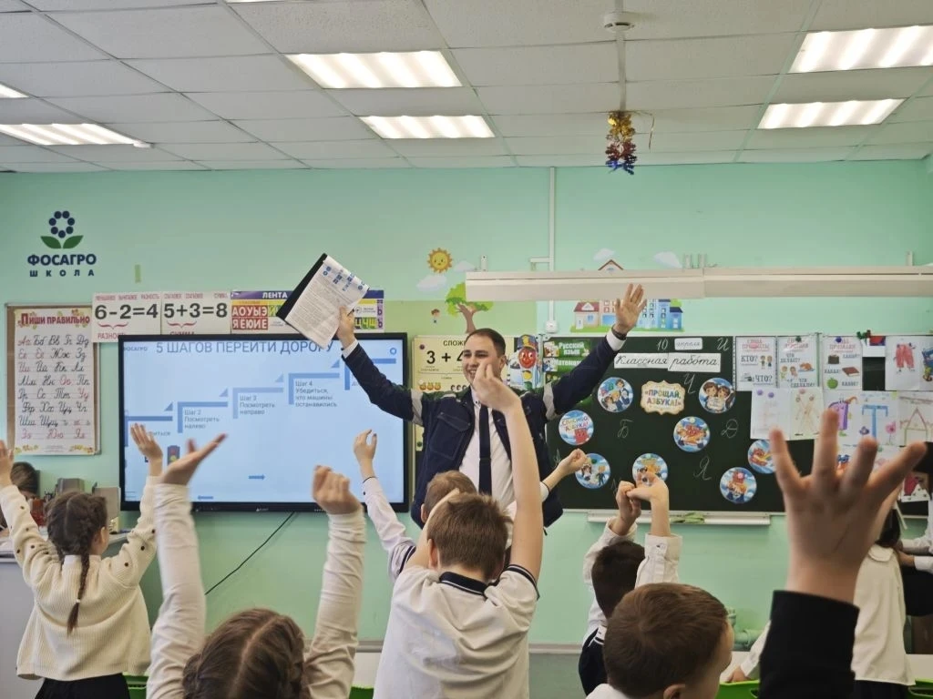 🚸 «Дорога безопасности»: в школе №5 прошли мини-инструктажи по БДД  🇷🇺 Кировск, 10 апреля 2026 года.
