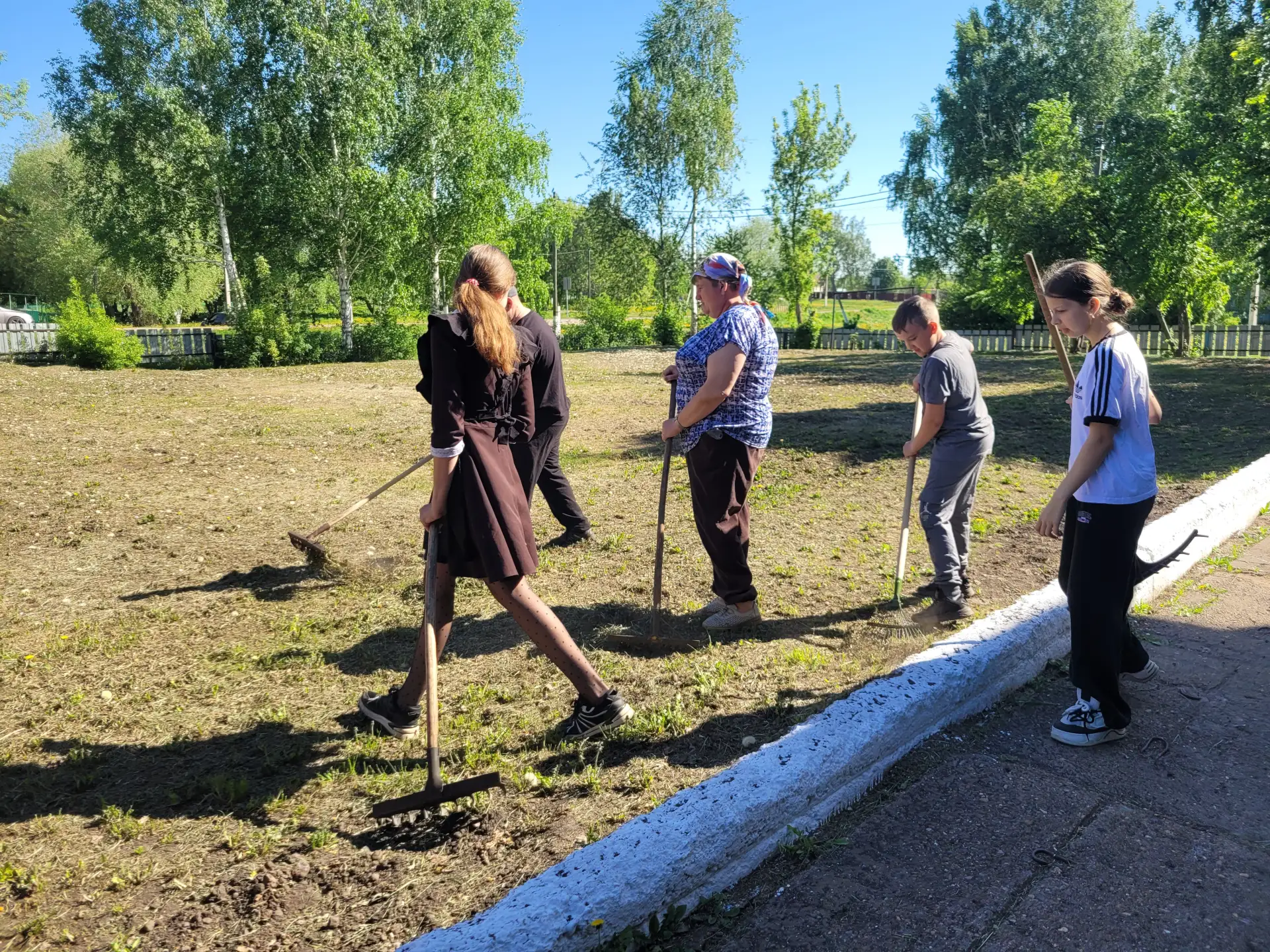 В нашей школе прошёл традиционный средник — день, когда ученики и учителя вместе наводя...