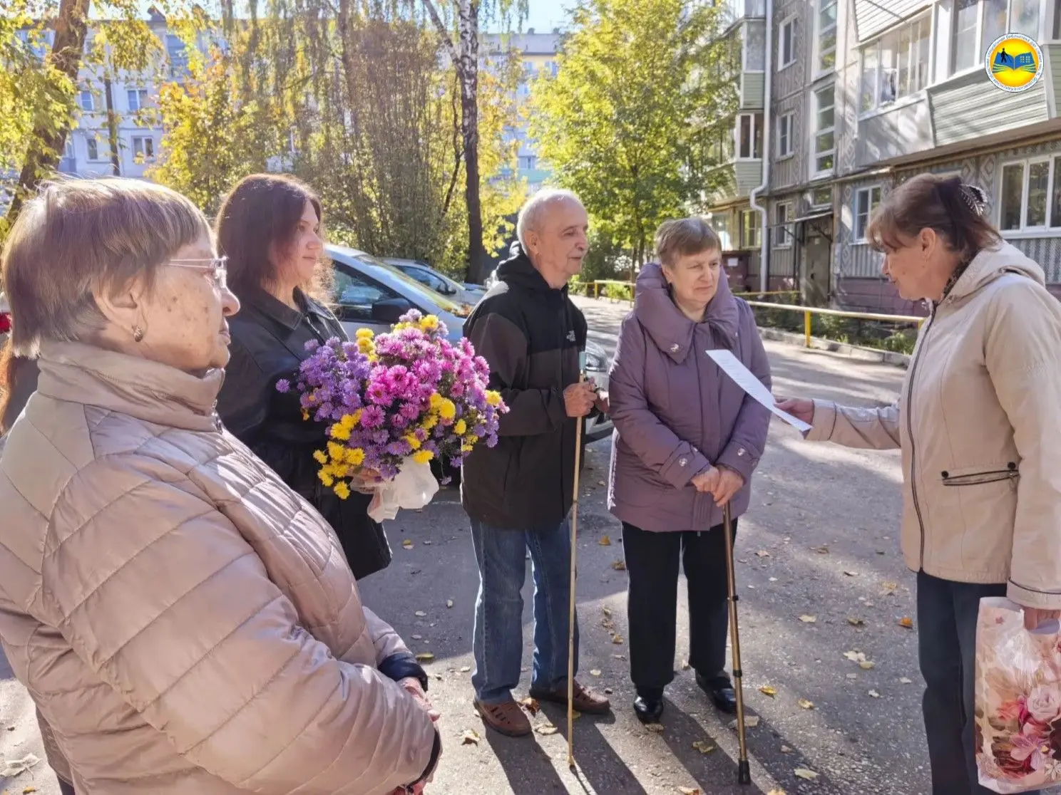 👵В День пожилого человека сотрудники специальной библиотеки поздравили своих читателей...