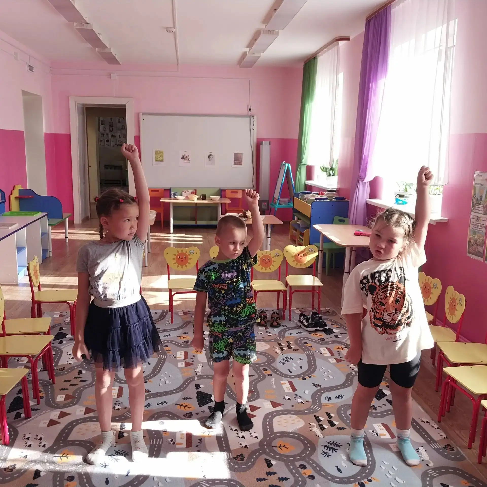 Утро в старшей  группе начинается бодро и энергично. Каждый день мы проводим утреннюю г...