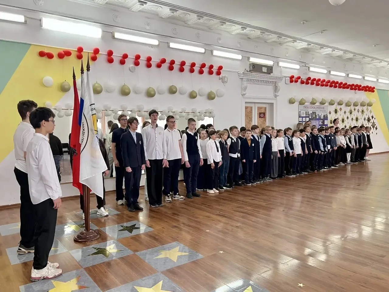 🇷🇺 Утро понедельника: финальный аккорд учебного года!  Сегодня в нашей школе стартовала последняя уч